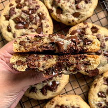 Cargar imagen en el visor de la galería, Chunky Chocolate Chips Cookies