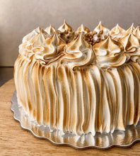 Cargar imagen en el visor de la galería, Not so traditional cake - flamed