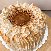 Cargar imagen en el visor de la galería, Not so traditional cake - flamed