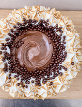 Cargar imagen en el visor de la galería, Not so traditional cake - flamed