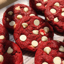 Cargar imagen en el visor de la galería, Red velvet cookies, galletas de red vevlet con chispas de chocolate blanco
