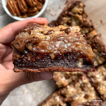 Cargar imagen en el visor de la galería, Salted Caramel Pecan Brownies
