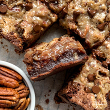 Cargar imagen en el visor de la galería, Salted Caramel Pecan Brownies
