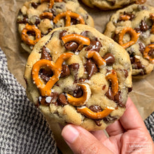 Cargar imagen en el visor de la galería, Pretzel Caramel Cookies
